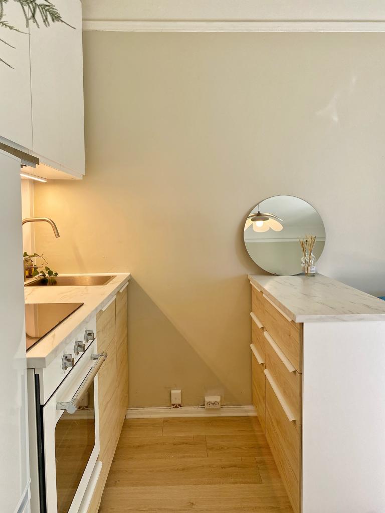 Kjøkken med kjøkkenøy. Her er det god lagringsplass